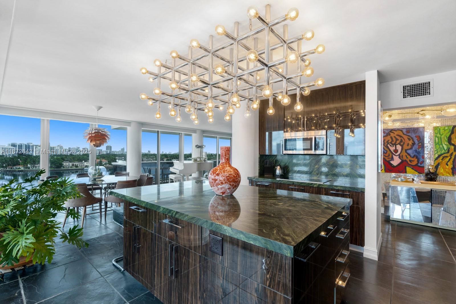 KING COLE CONDO - Residential