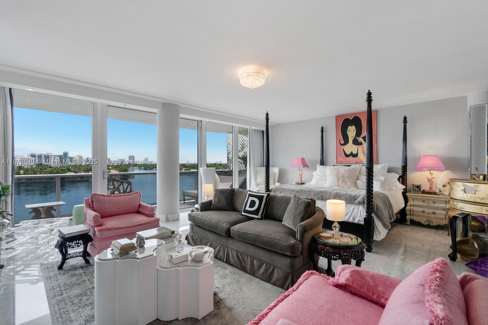 KING COLE CONDO - Residential