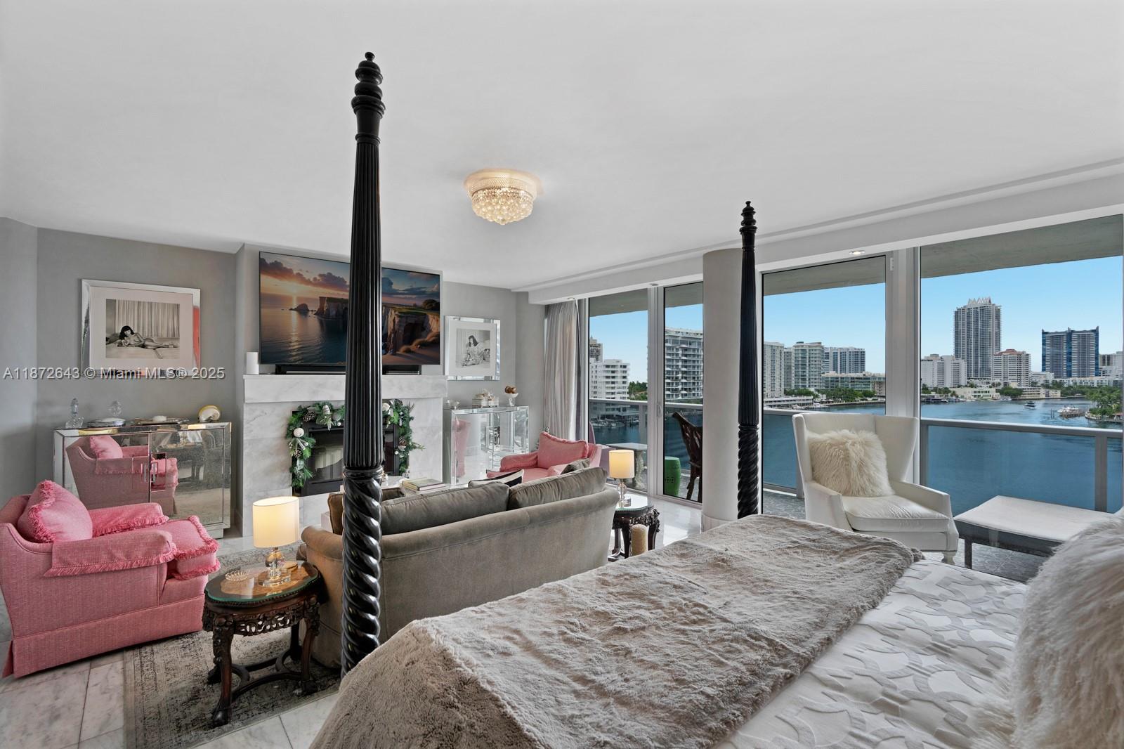 KING COLE CONDO - Residential