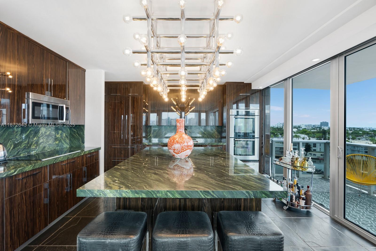 KING COLE CONDO - Residential