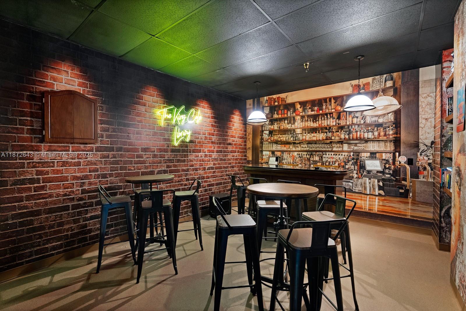 KING COLE CONDO - Residential