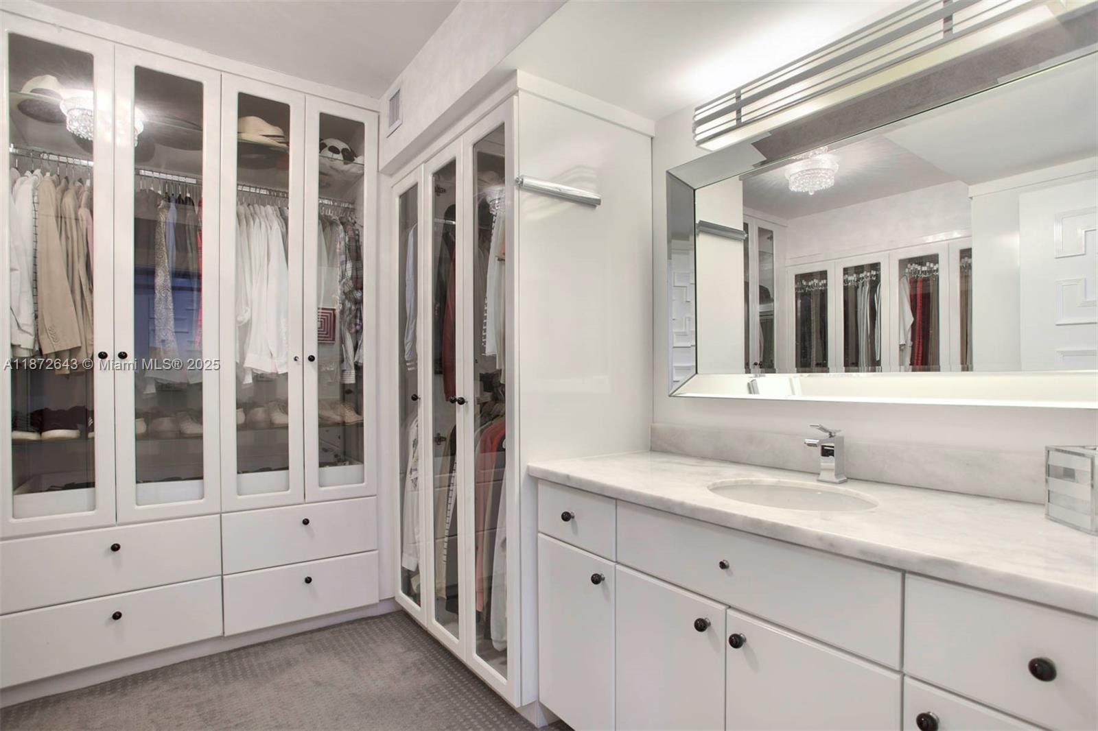 KING COLE CONDO - Residential