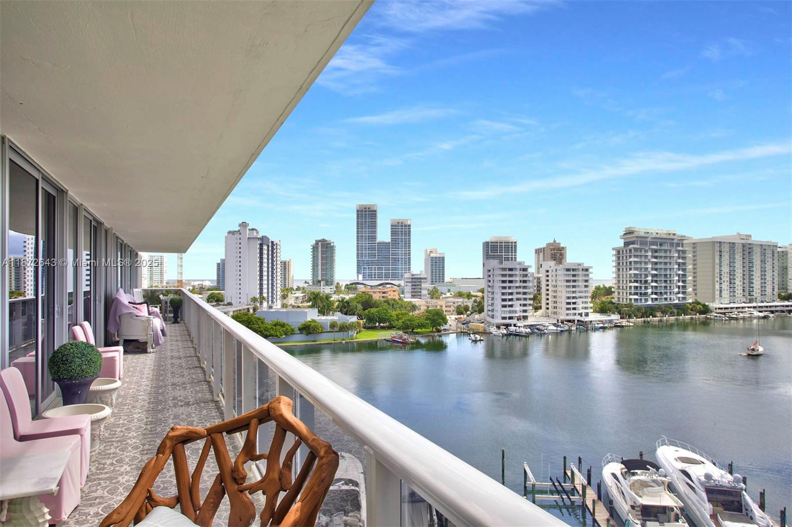 KING COLE CONDO - Residential