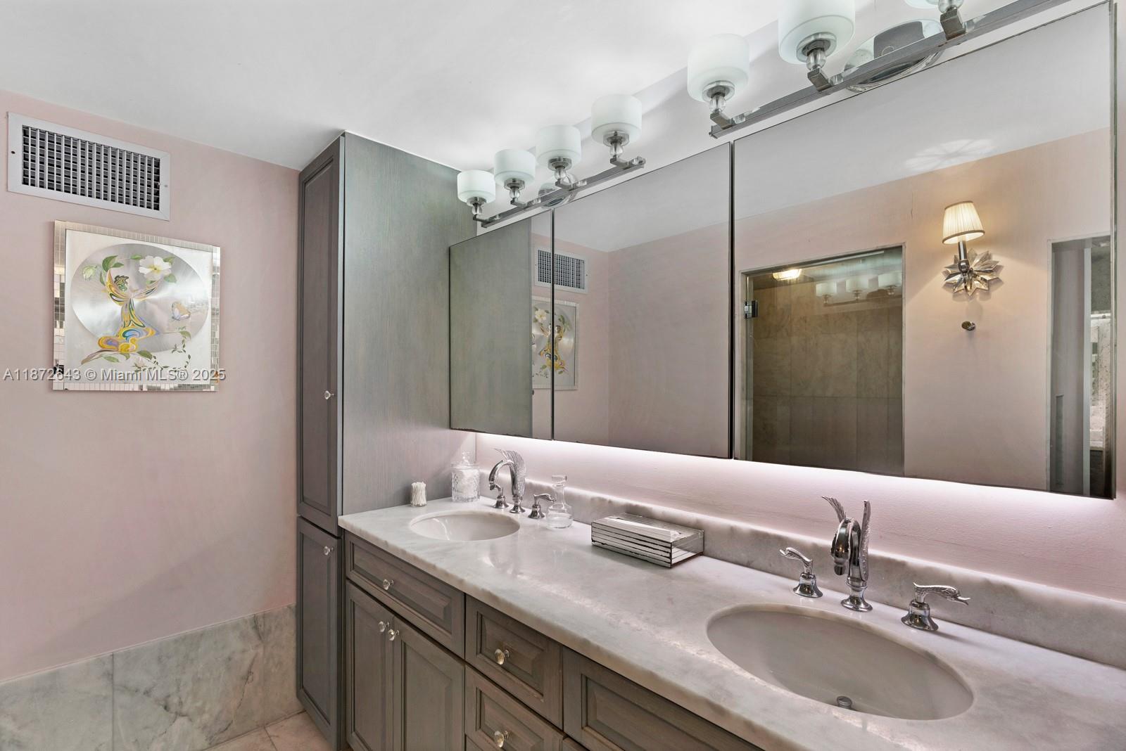 KING COLE CONDO - Residential