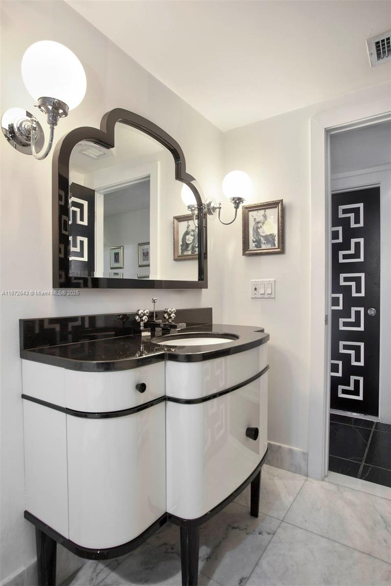 KING COLE CONDO - Residential