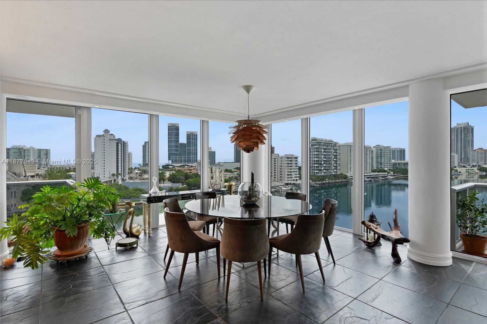 KING COLE CONDO - Residential