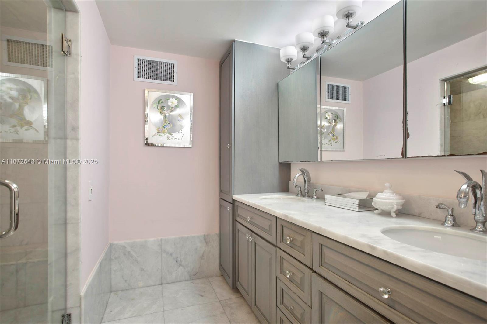 KING COLE CONDO - Residential