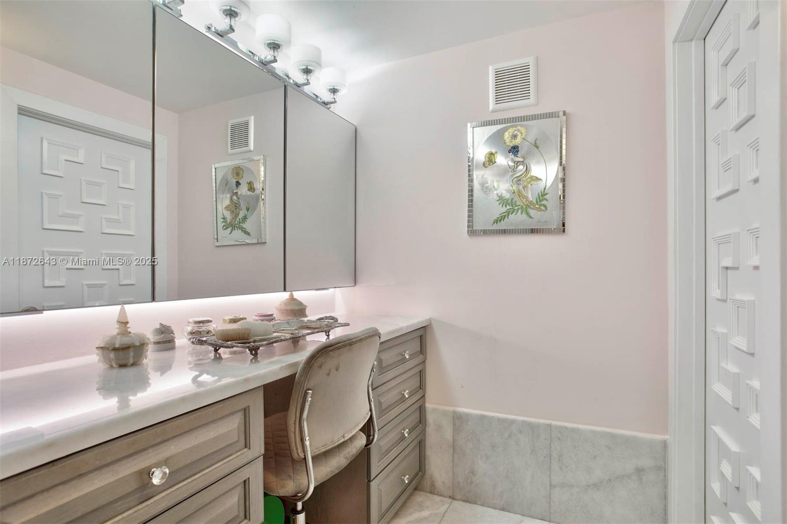 KING COLE CONDO - Residential