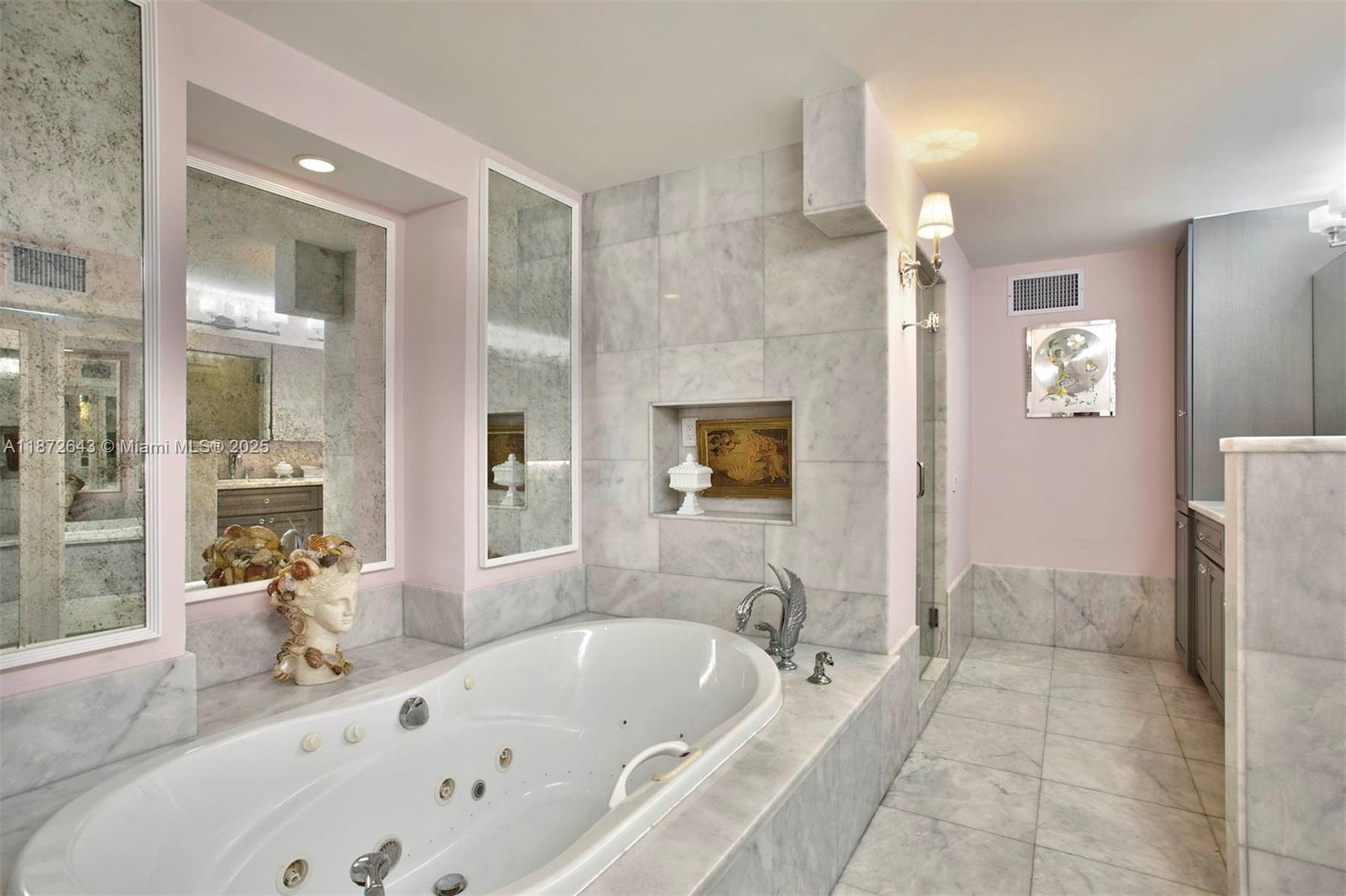 KING COLE CONDO - Residential