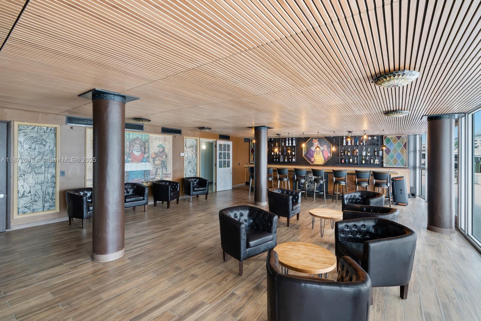 KING COLE CONDO - Residential