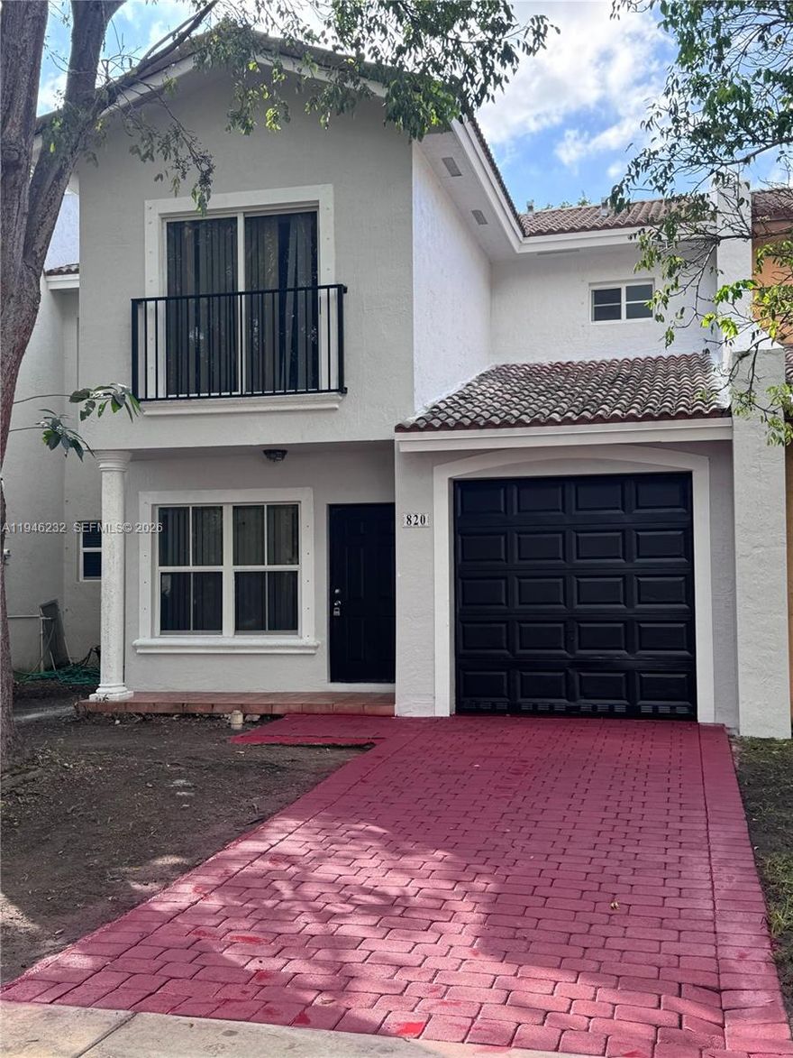 BEAUTIFUL TOWNHOUSE WITH 3 BEDROOMS AND 2.5 BATHROOMS — NO HOA APPROVAL!
Bright and spacious layout with a great-sized kitchen. Tile flooring throughout the bedrooms and common areas. Includes 2 parking spaces. No HOA! Excellent opportunity for investors. Freshly painted and ready to be rented.
Showings only with a signed offer.