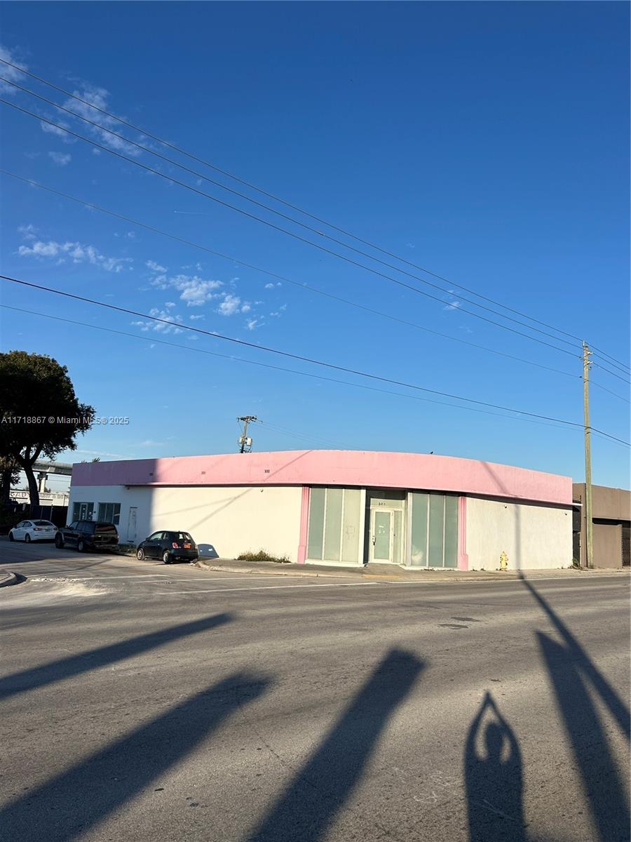 FREE STANDING BUILDING, PERFECT LOCATION FOR A RESTAURANT, COMMISSARY KITCHEN, BAR, WAREHOUSE.
LOTS OF VISIBILITY. NEW ROOF, 2 HVAC, IMPACT DOORS, roll up door in the back, GREASE TRAP AND HOOD,
2/250 amp ELECTRICAL PANEL, CEILING HEIGHT approx 14 TO 15 FT.