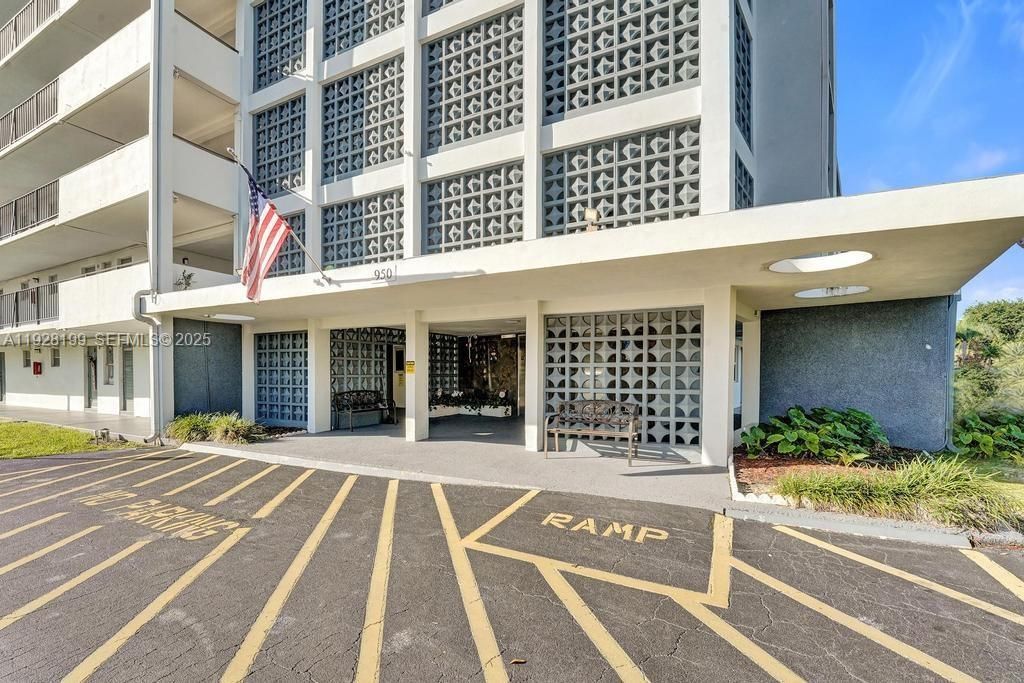 Photo of 950 Hillcrest Dr #112, Hollywood, FL 33021 (MLS # A11928199)