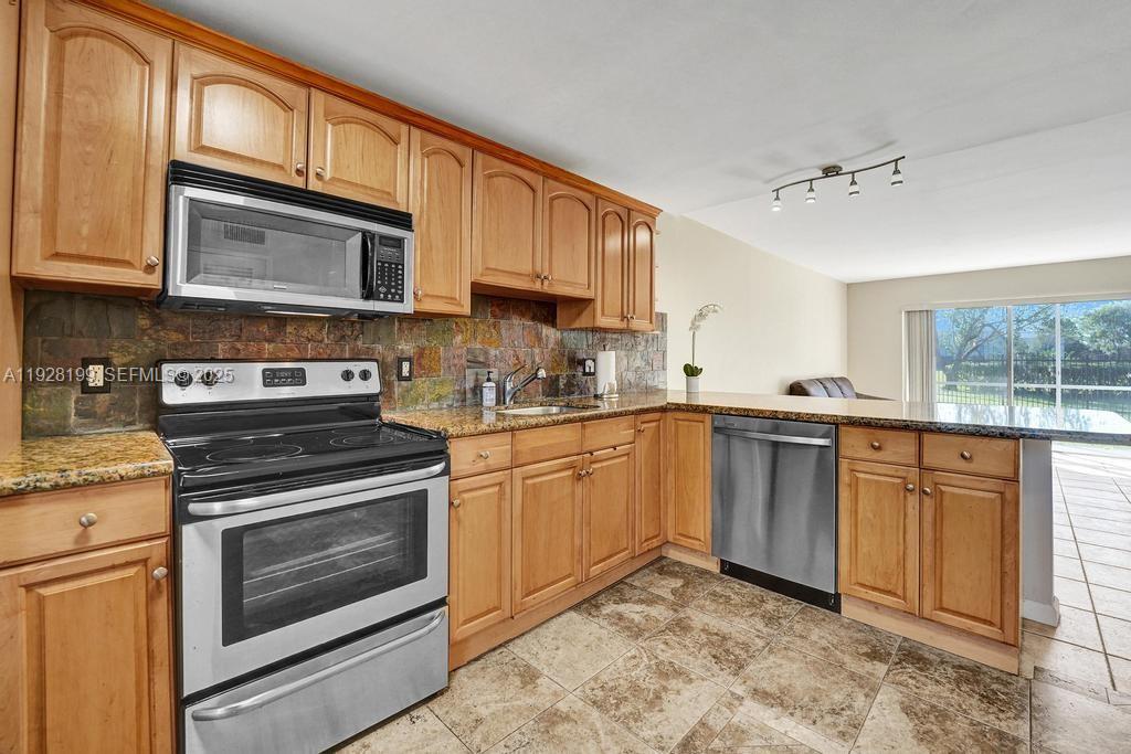 HILLCREST COUNTRY CLUB 16 - Residential