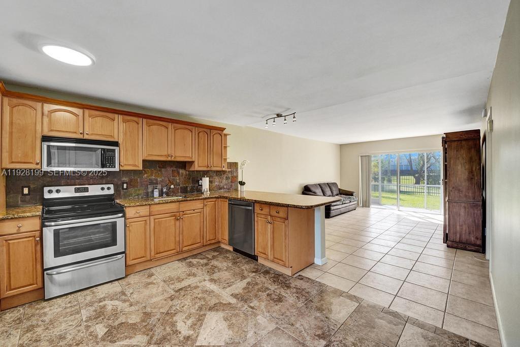 HILLCREST COUNTRY CLUB 16 - Residential