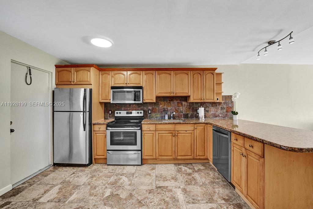 HILLCREST COUNTRY CLUB 16 - Residential