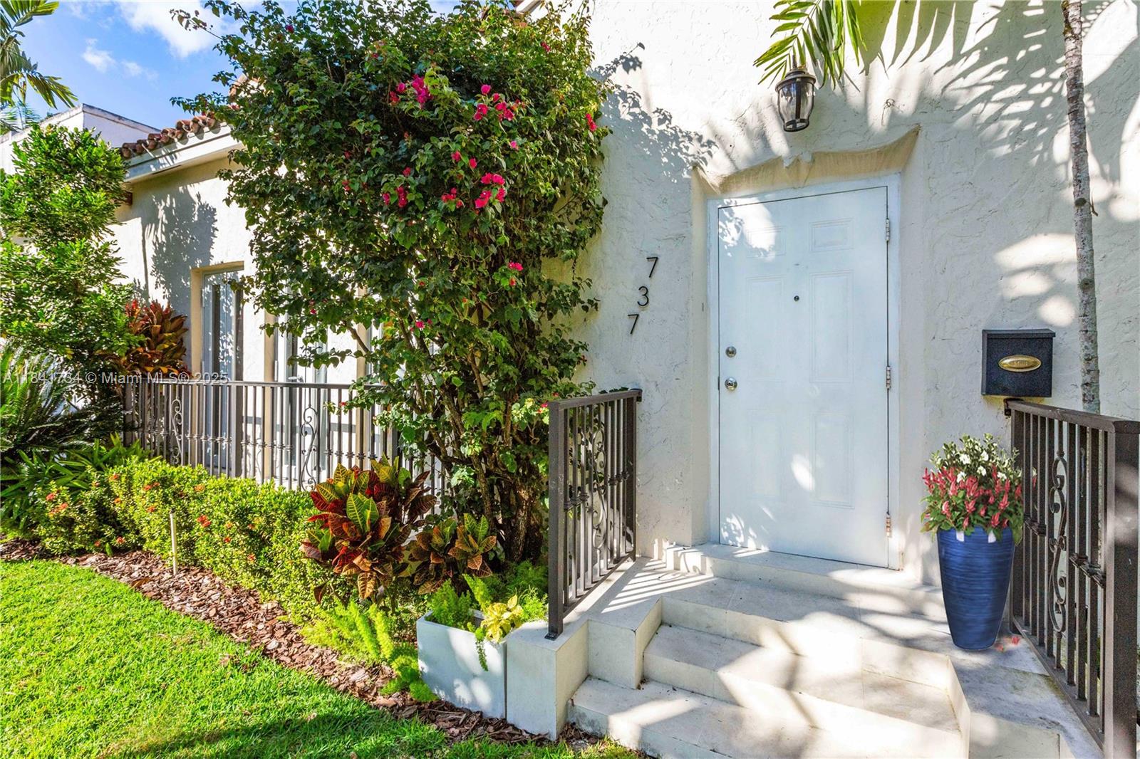 737 Alhambra Cir