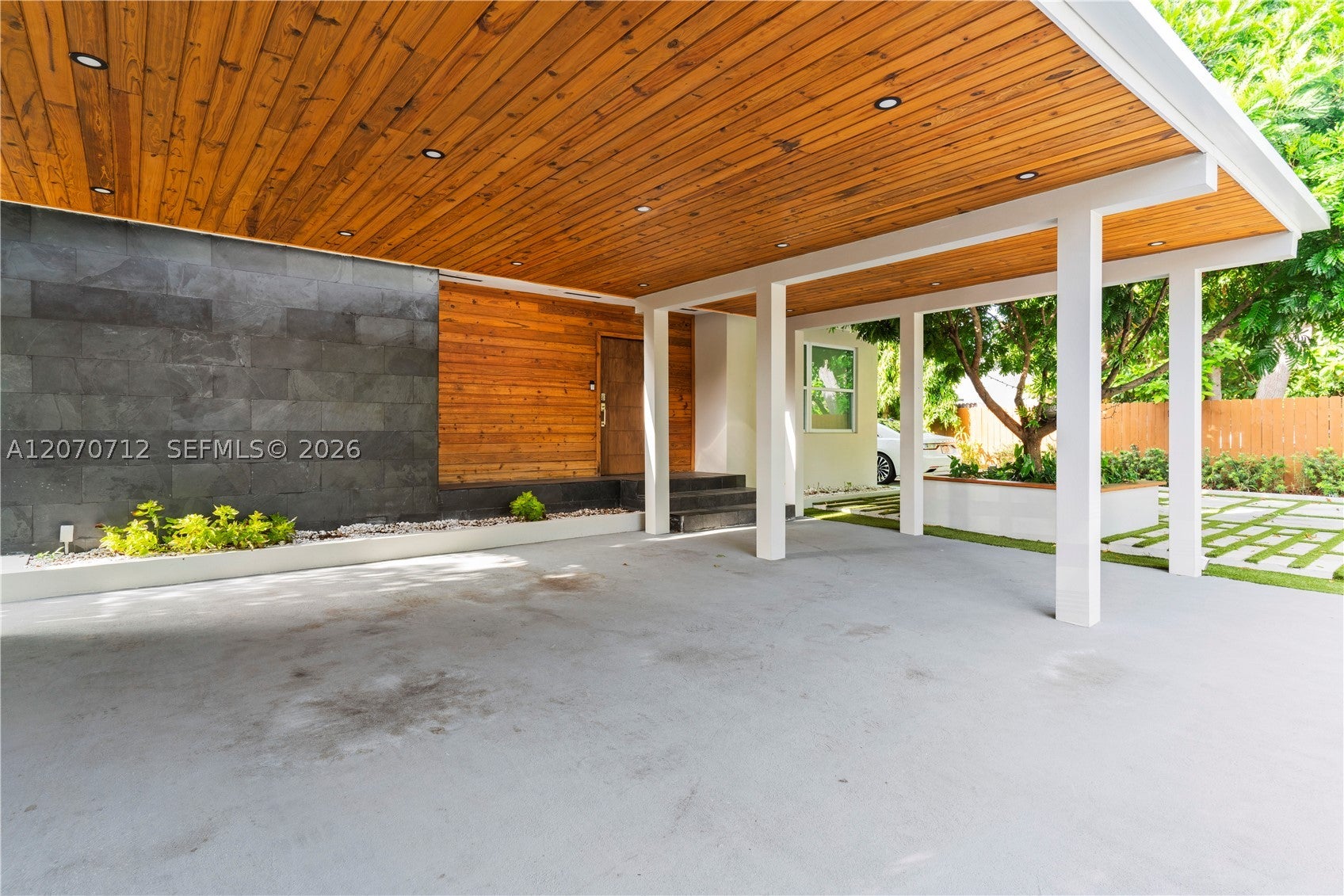 221 NE 44th St