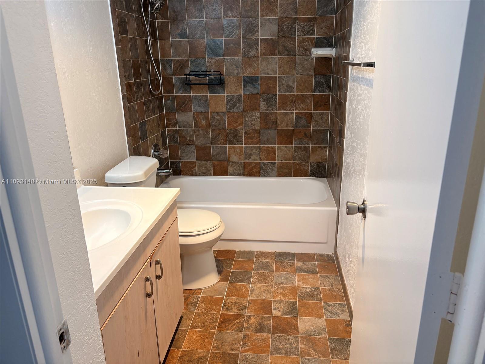 MANORS OF INVERRARY I-7 - Residential Lease