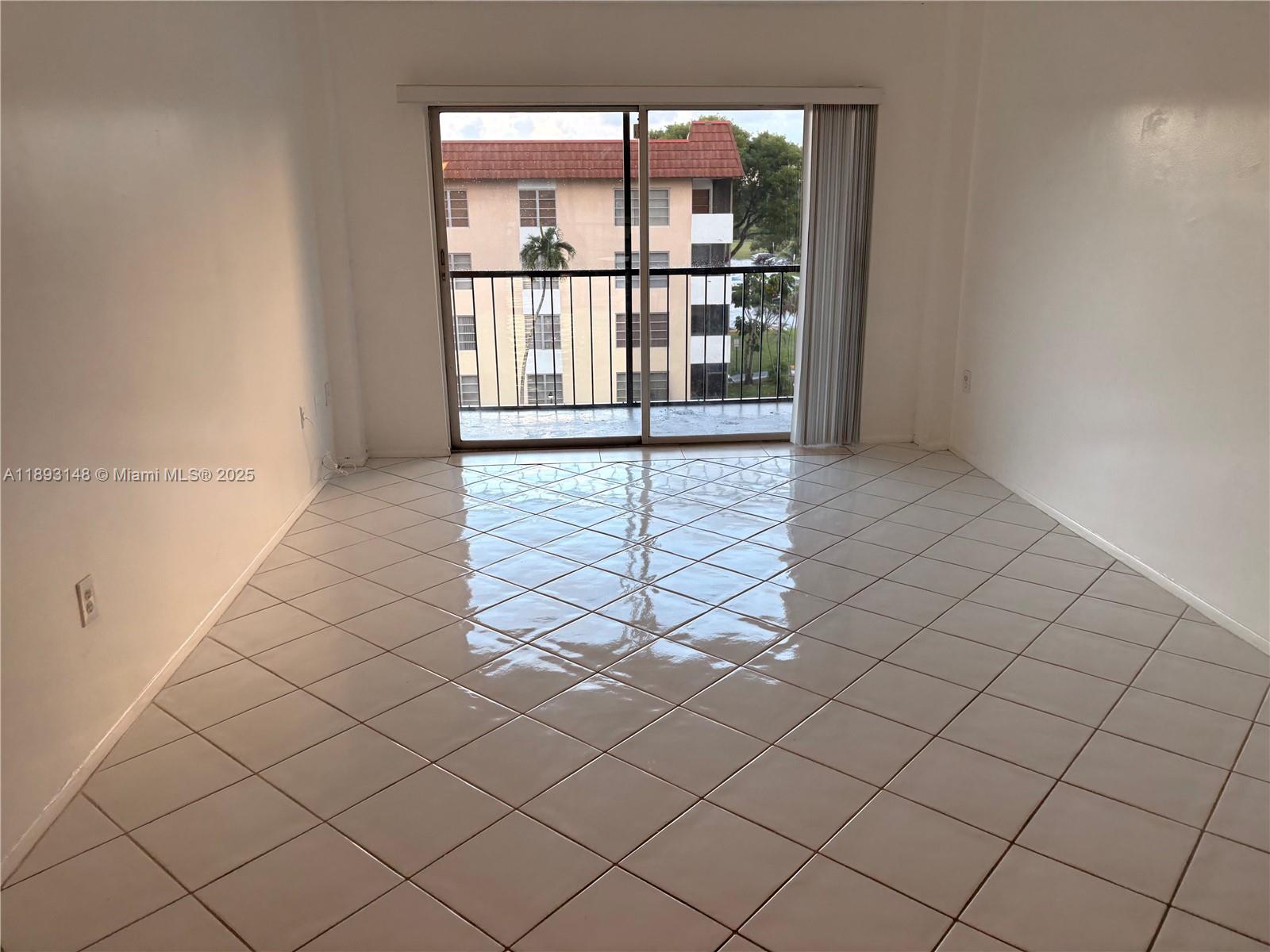 MANORS OF INVERRARY I-7 - Residential Lease