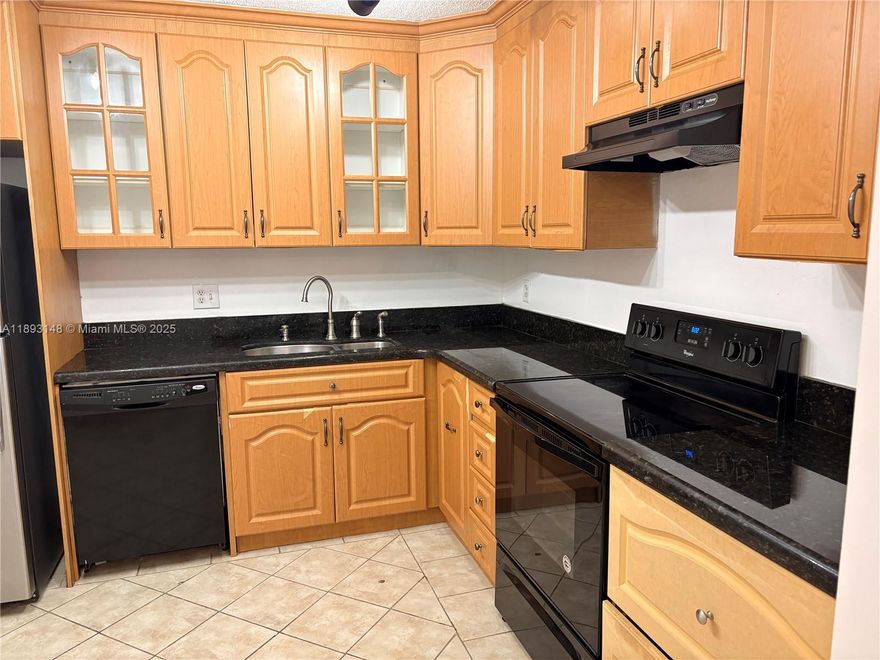 Bright and Spacious 2 Bedroom 2 Bath unit with a FABULOUS large closet. Washer and Dryer with very a large Kitchen. Tiled throughout. Come enjoy the amenities fantastic pool, tennis court, basketball court, gym, and clubhouse. Close to supermarkets, shops and highways.