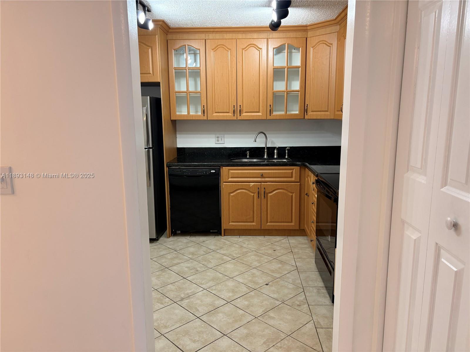 MANORS OF INVERRARY I-7 - Residential Lease