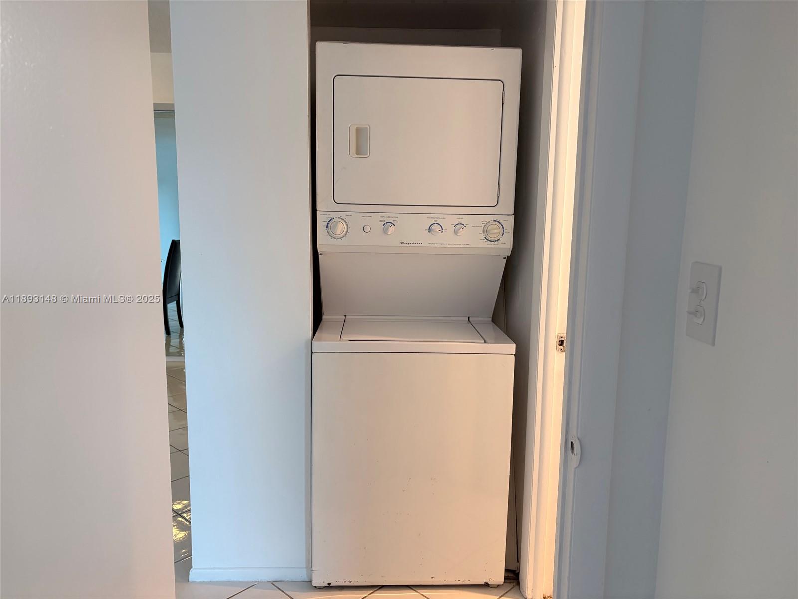 MANORS OF INVERRARY I-7 - Residential Lease