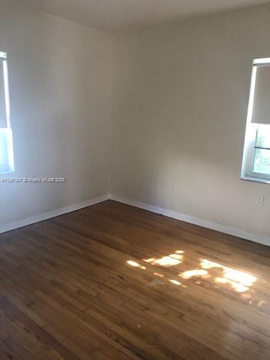 CORAL GABLES 1 BEDROOM, 1 BATH UNIT, SPACIOUS LAYOUT THROUGHOUT, CENTRAL AC,  COMMUNITY LAUNDRY. LOCATED ON GROUND FLOOR,  HARDWOOD FLOORS, CLOSE TO PUBLIX, PHILLIPS PARK AND TROLLEY STOP.