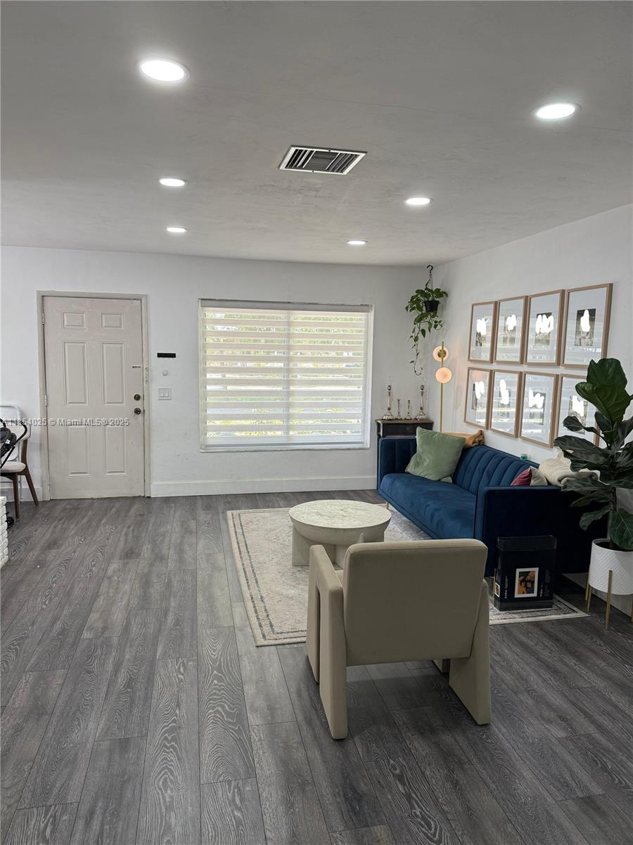 Charming 3/2 single-family home located East of the US-1 and just a few minutes away from the shops/restaurants on E Hallandale Beach Blvd and the Ocean.