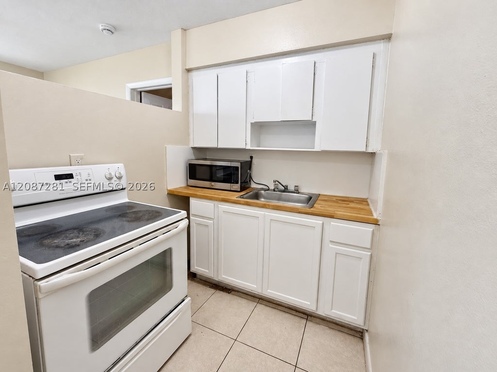Photo of 3639 SW 13th Ct #4, Fort Lauderdale, FL 33312 (MLS # A12087281)