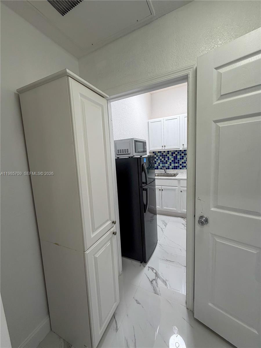 EDEN LAKE ESTATES - Residential Lease