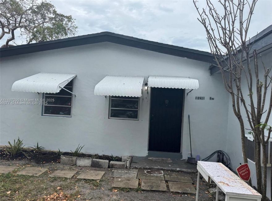 Remarks: 3 bed 1 bath available for immediate rent in a triplex . Large spacious layout. Come schedule a visit today!
