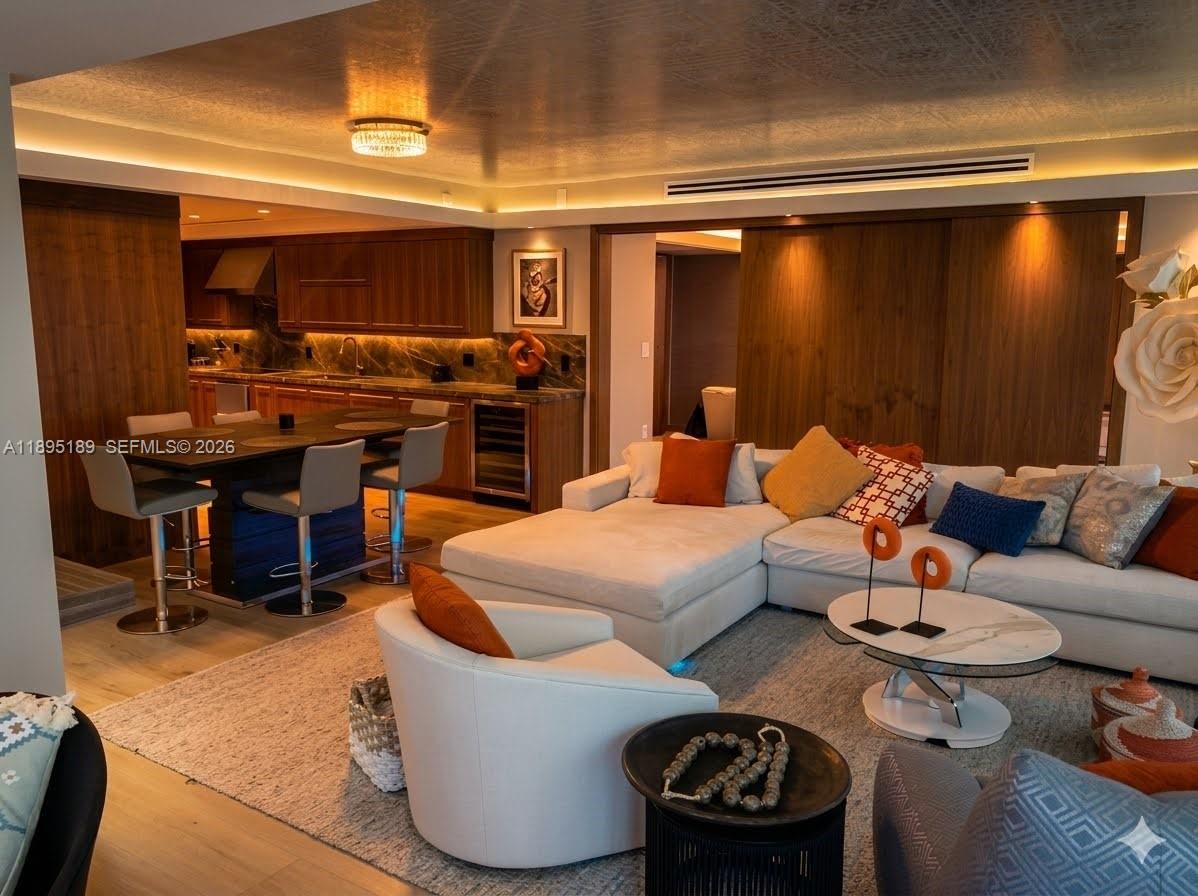 9401 Collins Ave 305