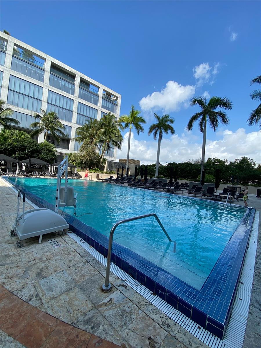 THE EXECUTIVE RESIDENCES - Residential