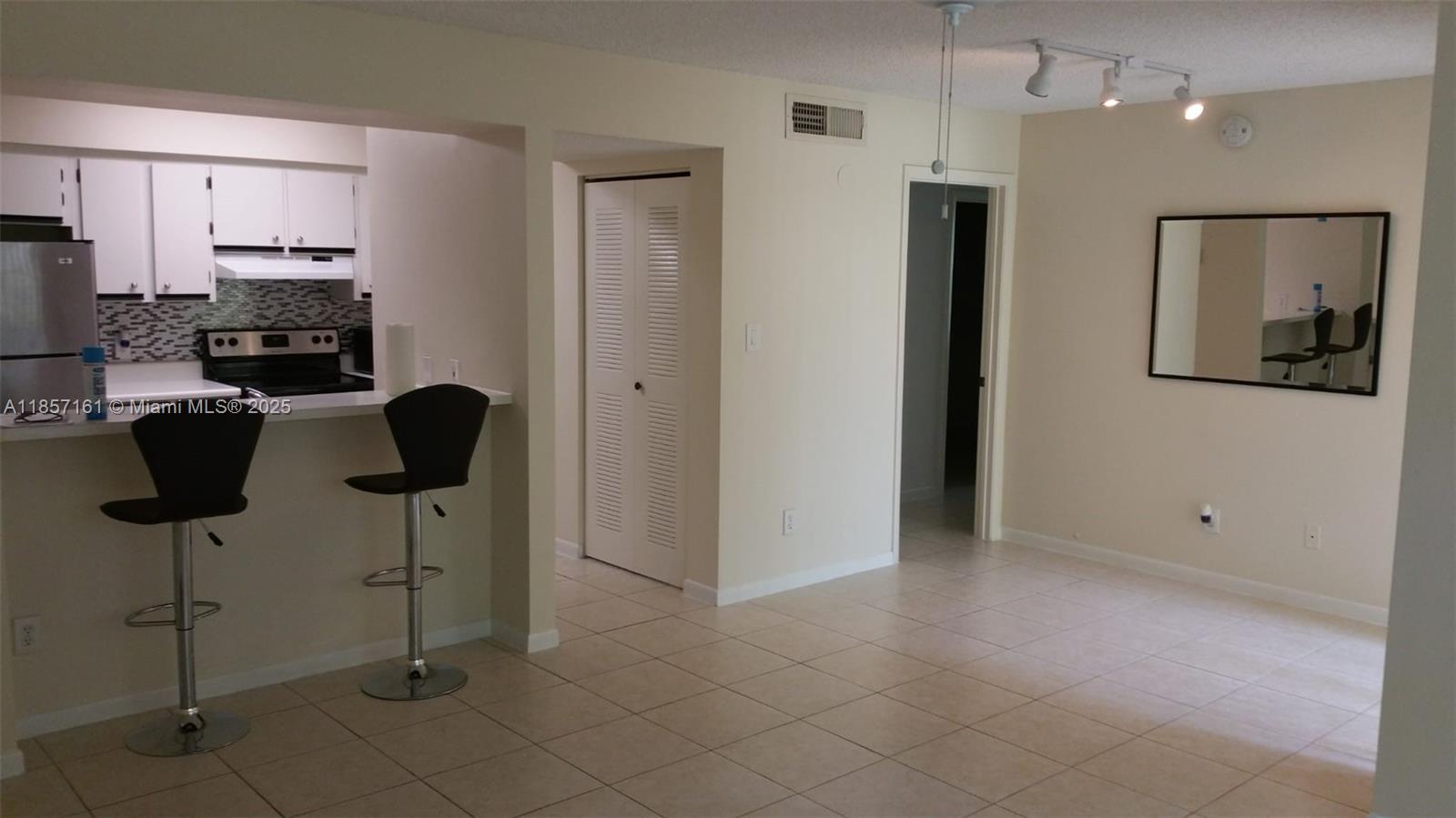 AVAILABLE FOR MOVE-IN! WON’T LAST LONG!! WELL-KEPT AND SPACIOUS 1 BED 1 BATH UNIT LOCATED IN THE SAFE AND PRIVATE COMMUNITY OF HOLLYWOOD PARC, CLOSE TO SHOPPING AND NIGHTLIFE. UNIT LOCATED IN THE QUIETEST AREA OF THE COMMUNITY, JUST STEPS FROM ALL AMENITIES, WITH FEATURES INCLUDING PRIVATE WASHER/DRYER, STAINLESS STEEL APPLIANCES, WALK-IN CLOSET, CENTRAL A/C, THE COMMUNITY OFFERS A FITNESS CENTER, 2 POOLS, A JACUZZI, TENNIS COURTS AND BBQ AREA. Association Requires 650 Minimum Credit Score