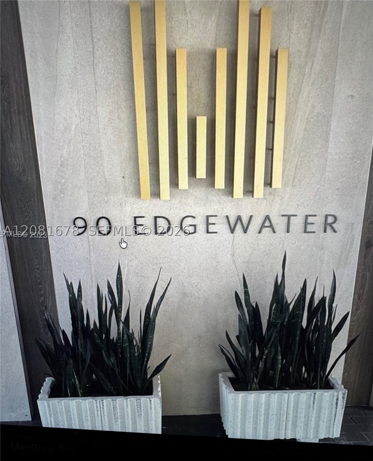 90 Edgewater Dr