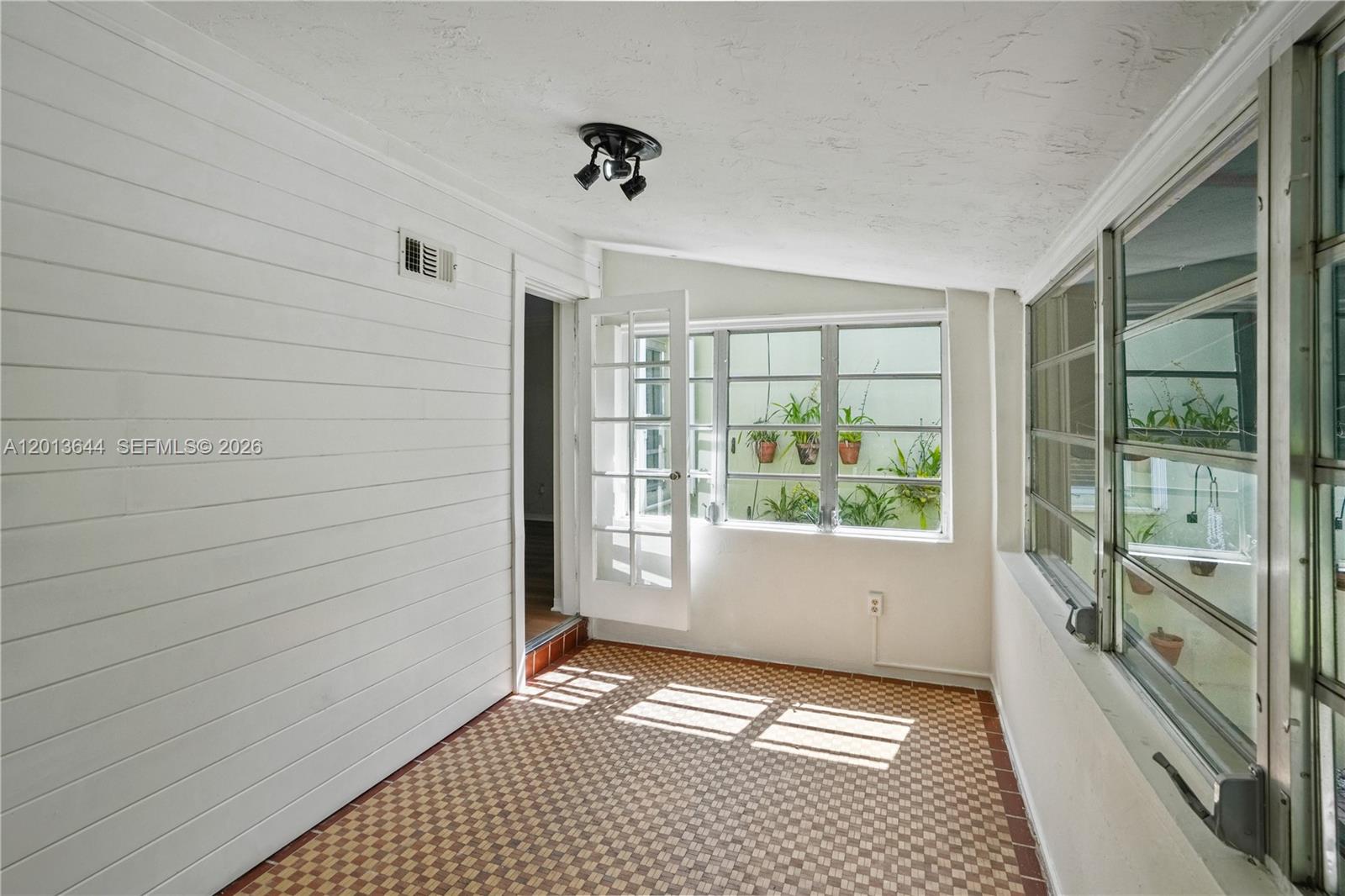 SILVER BLUFF ESTS-SEC A - Residential Lease