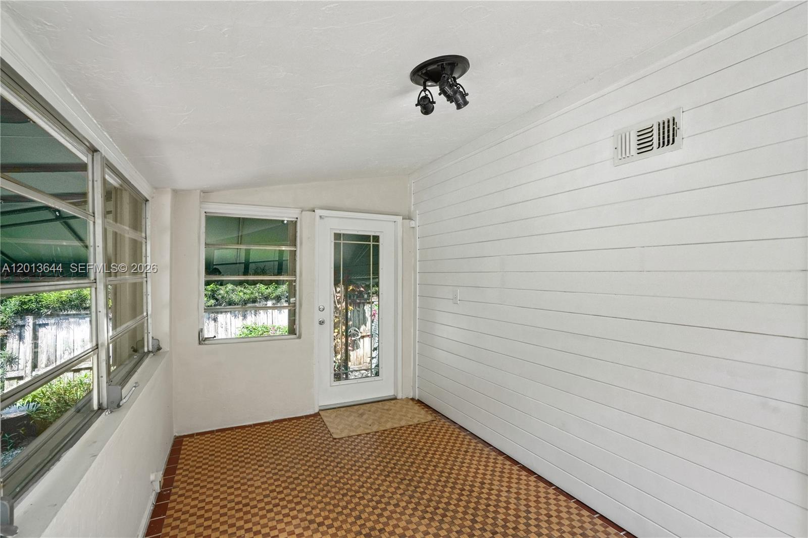 SILVER BLUFF ESTS-SEC A - Residential Lease