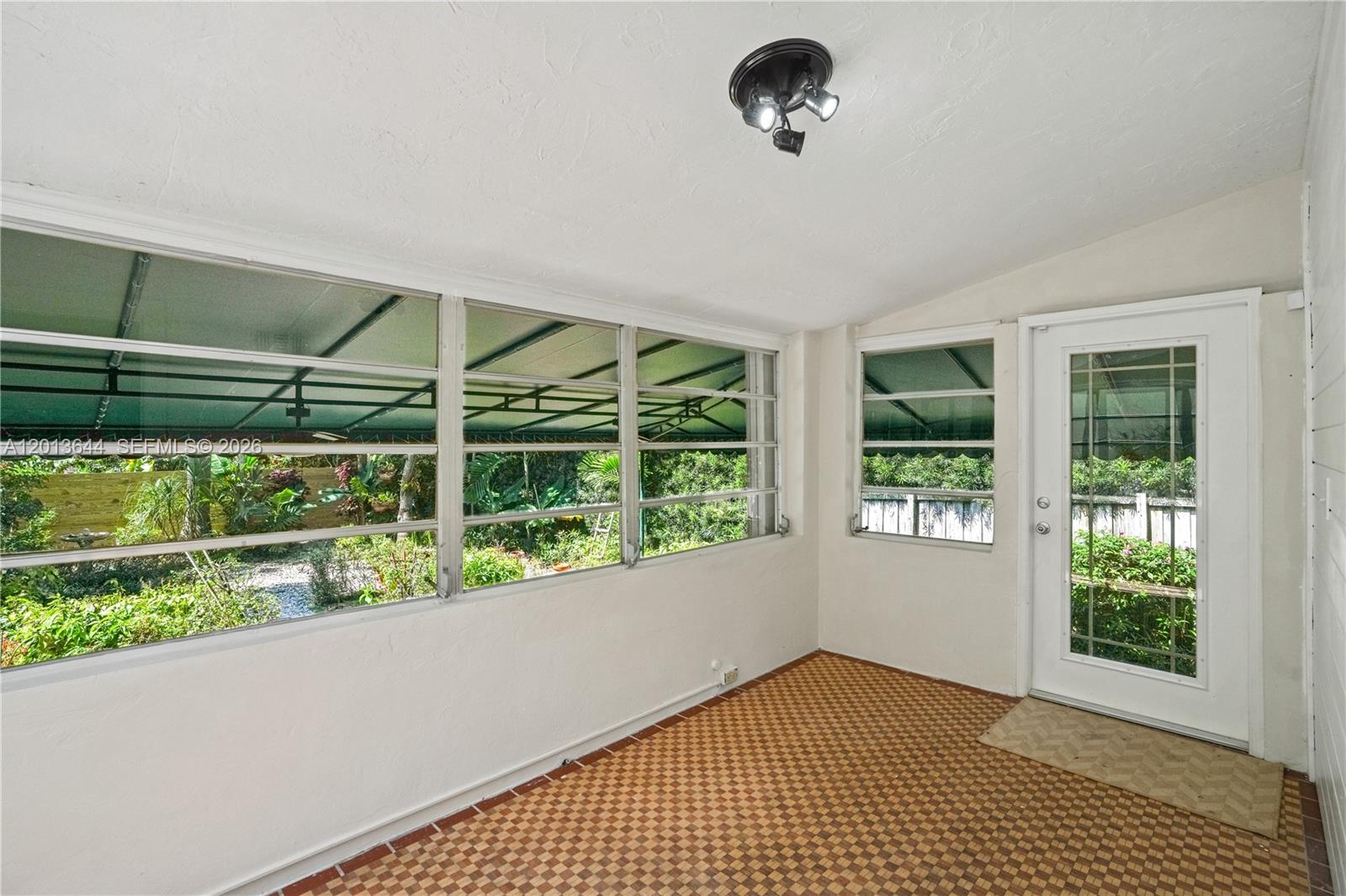 SILVER BLUFF ESTS-SEC A - Residential Lease