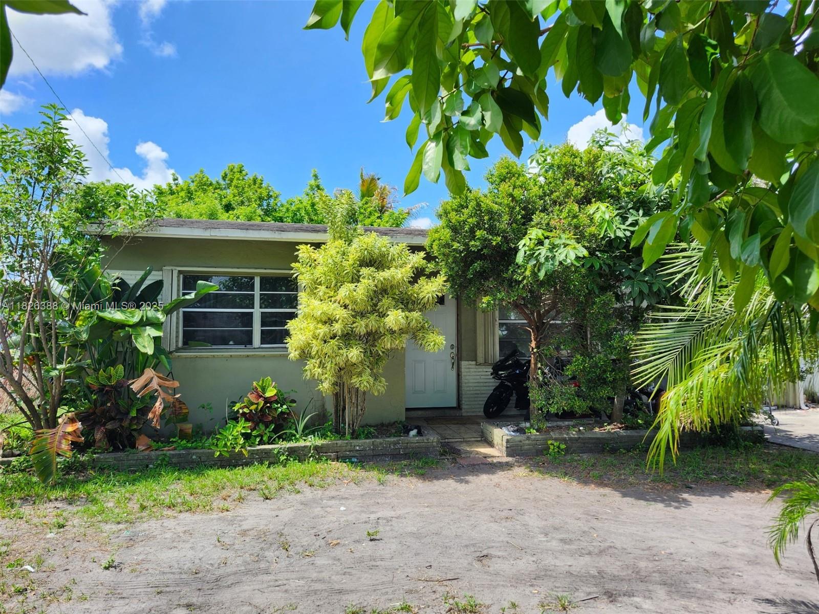 Beautiful layout 2 bedroom home. Fixer upper. Home needs some TLC and priced to reflect that.
Investor special. Great deal!!!!