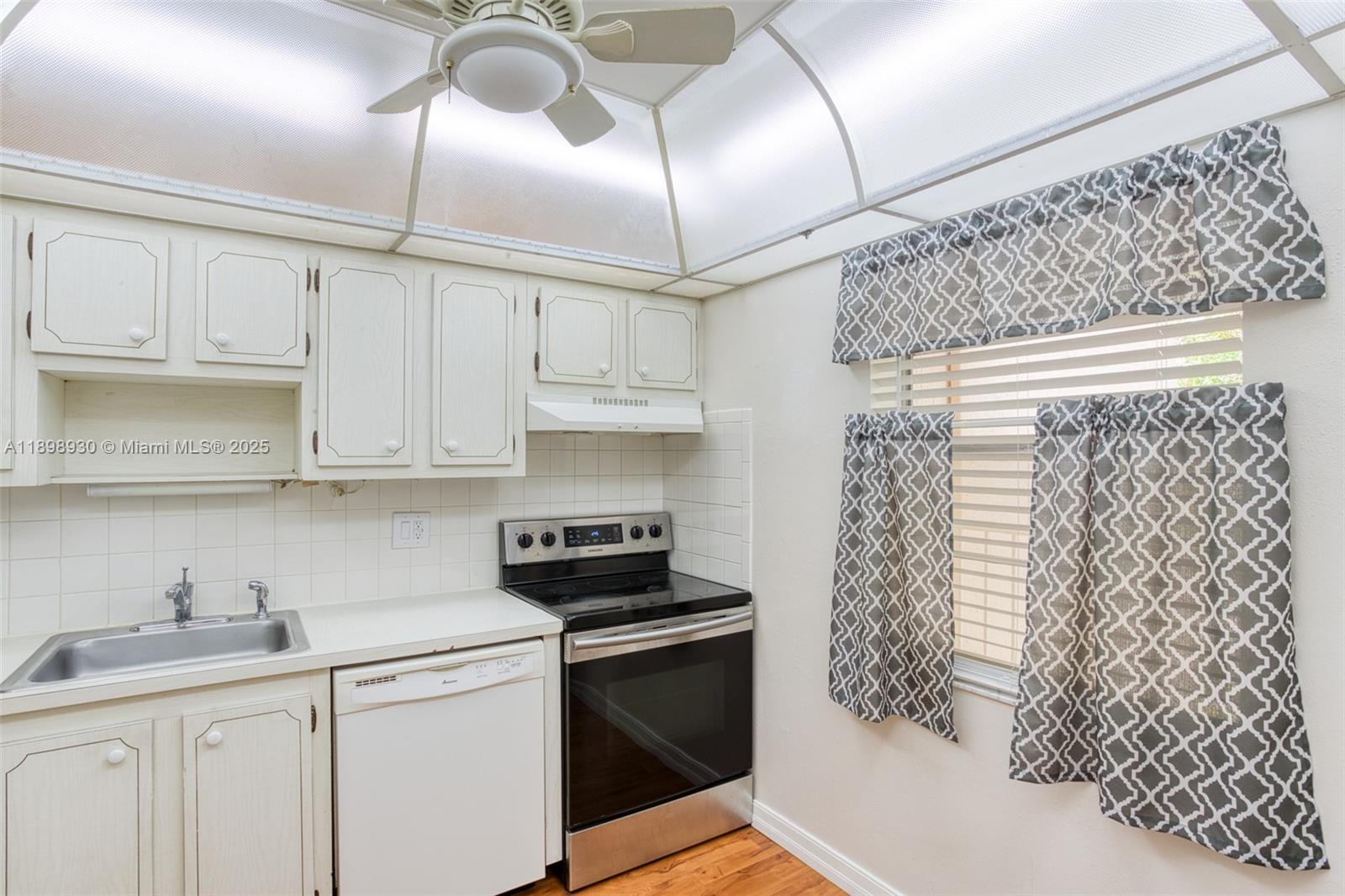 ORIOLE GOLF & TENNIS CLUB - Residential