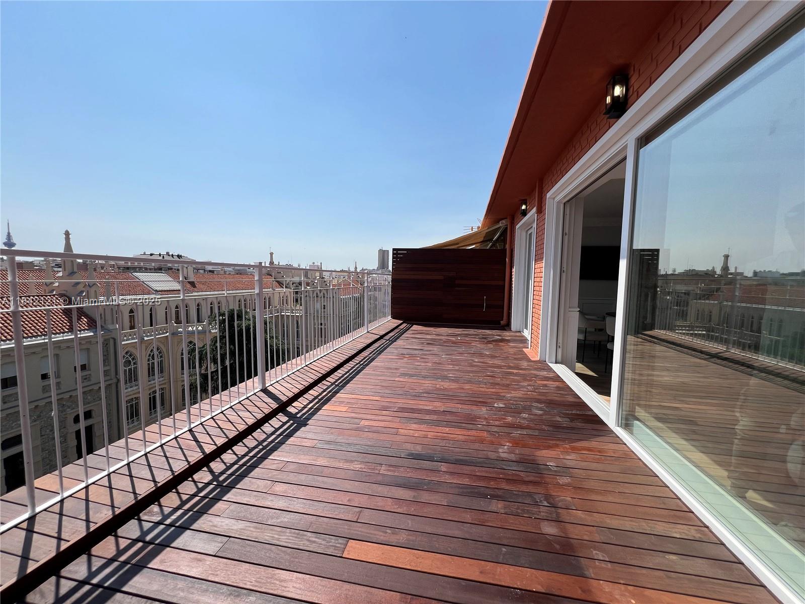 Stunning fully renovated penthouse in Recoletos, located in a mid-20th-century building with elevator. This 180 m² residence features a 25 m² terrace and is set in one of the most exclusive areas of Salamanca. Bright and spacious living-dining room with direct terrace access, high-end designer kitchen with island, AEG panel-ready appliances, and natural stone countertops. Offers 3 bedrooms (2 en suite), 3 bathrooms, custom built-in closets with lighting, ducted AirZone A/C, double-glazed windows, motorized blinds, and top-quality finishes throughout. Full premium renovation.