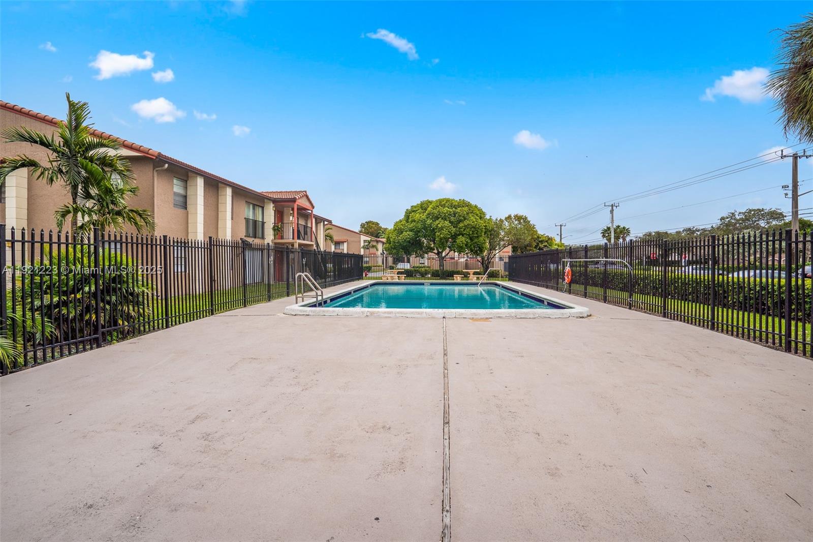 CORAL SPRINGS VILLAS COND - Residential