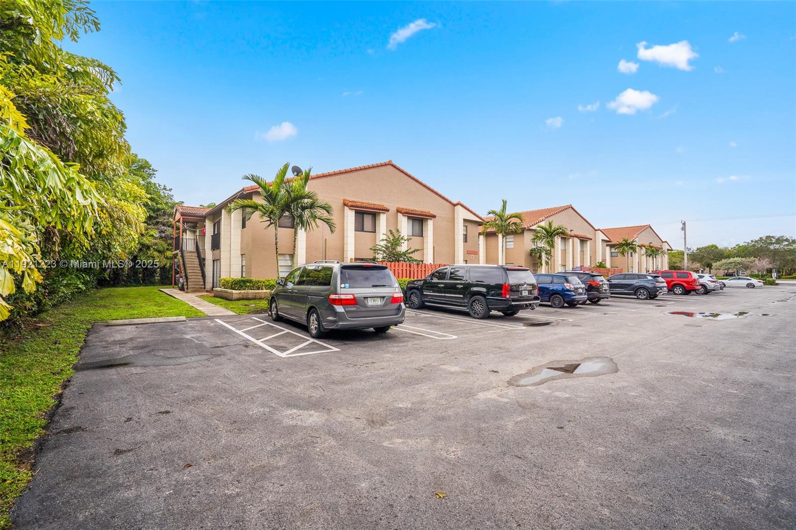 CORAL SPRINGS VILLAS COND - Residential