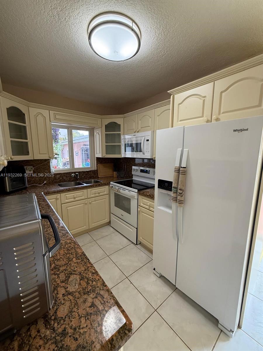 SOUTH MIAMI LAKES - Residential