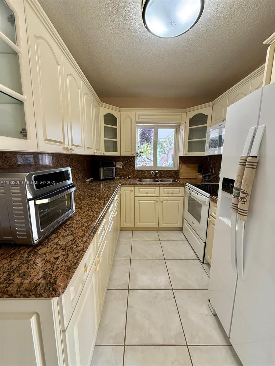 SOUTH MIAMI LAKES - Residential