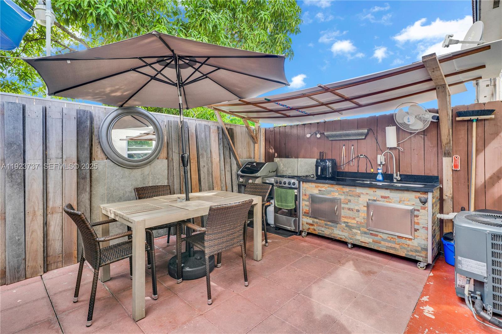 KENDALL LKS E LAKEVIEW TH - Residential