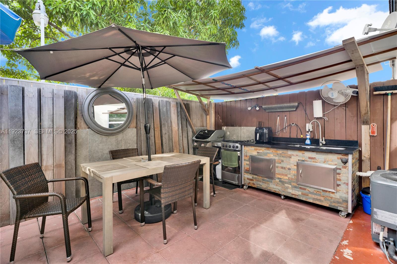 KENDALL LKS E LAKEVIEW TH - Residential