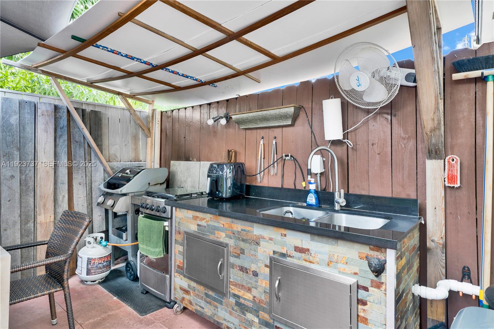 KENDALL LKS E LAKEVIEW TH - Residential