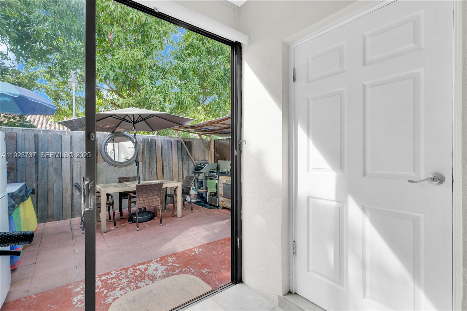 KENDALL LKS E LAKEVIEW TH - Residential